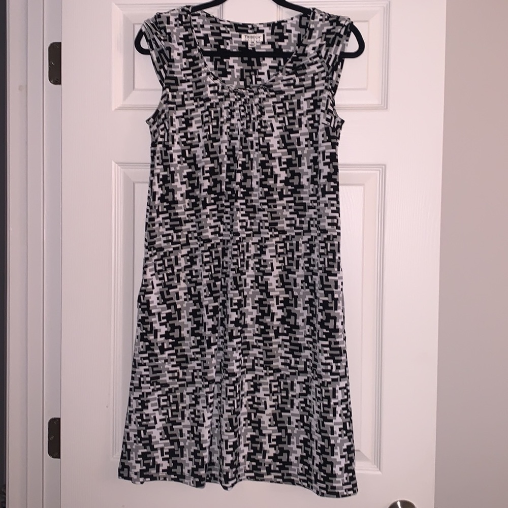 Petite medium sleeveless black and white patterned dress